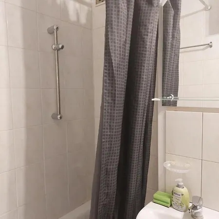 Centrum Roland Centrum Warszawy 1 W 2-pokojowym Mieszkaniu Graniczna 4 Ze Wspolna Wanna I Lazienka Varsó